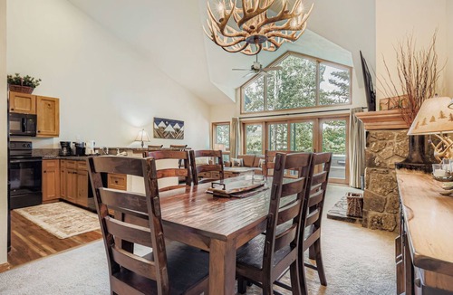 Peak 9 Ski Chalet | LUX 3/3 CHALET! 4 MIN WALK TO QUICKSILVER LIFT & MAIN ST! "PRIVATE HOT TUB"