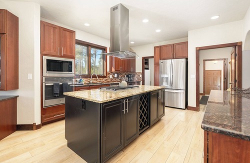 Fraser House | Lux 8000 SQ Ft, 9 BDR, 15 Beds, Hot Tub, Large Groups!