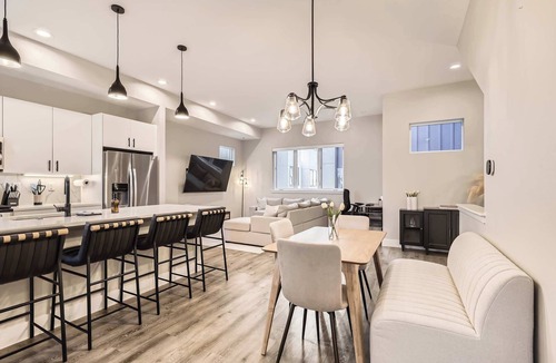 Sunnyside House | Luxe Rooftop Escape | Firepit | City & Mtn Views