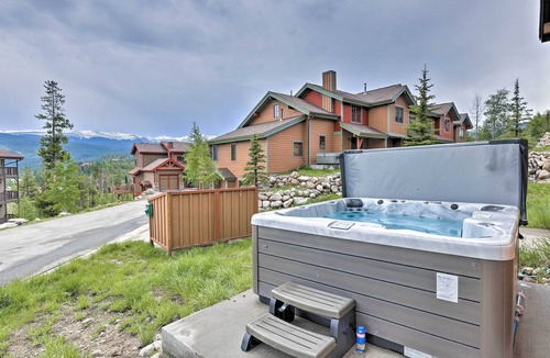 Bear Crossing House | Luxe Townhome w/ Hot Tub - Walk to Nat’l Forest!