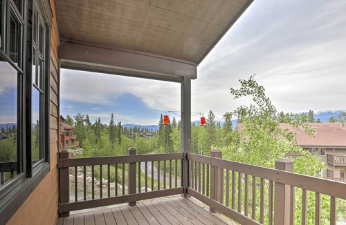 Bear Crossing House | Luxe Townhome w/ Hot Tub - Walk to Nat’l Forest!