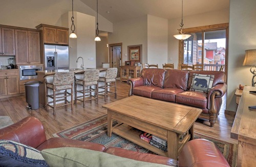 Bear Crossing House | Luxe Townhome w/ Hot Tub - Walk to Nat’l Forest!