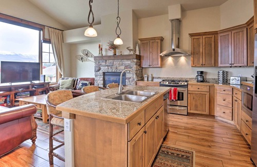 Bear Crossing House | Luxe Townhome w/ Hot Tub - Walk to Nat’l Forest!