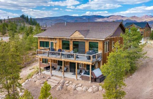 Grand Lake Ski Chalet | Luxurious Chalet - Epic Views, Hot Tub, Gym, Game Room, & 4k Projector in Grand Lake