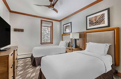 Peak 9 Hotel | Luxurious Valdoro Mountain Lodge. Cozy 3 bedroom and 3 bath (sleeps 8)