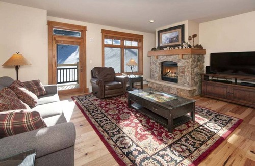 River Run Condo | Luxury 2BR ski-in Lone Eagle w/- firepit, heated pool, hot tubs, gym and more!