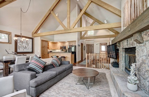 Beaver Creek House | Luxury 4 bed Pines Townhome amongst the peace and quiet by RedAwning