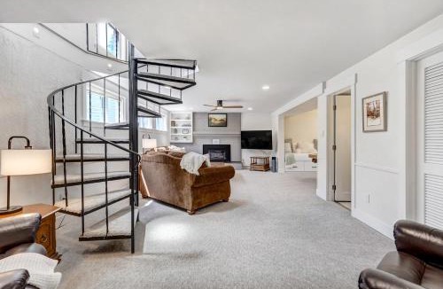 Northeast Colorado Springs House | Luxury 5BD Retreat Hot Tub Fire Table Mtn Views