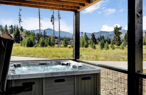 Rendezvous House | Luxury Chalet 57 I Great Views I Private Hot Tub I Best Price I Discounted Attractions