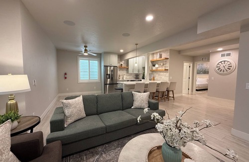 Berthoud House | Luxury Colorado Retreat w/Hot Tub, 7 King Beds, 2 Kitchens & Mountain Sunsets