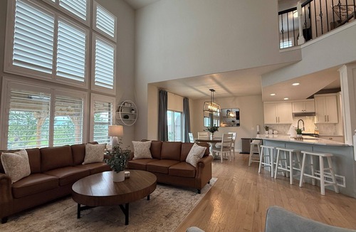 Berthoud House | Luxury Colorado Retreat w/Hot Tub, 7 King Beds, 2 Kitchens & Mountain Sunsets