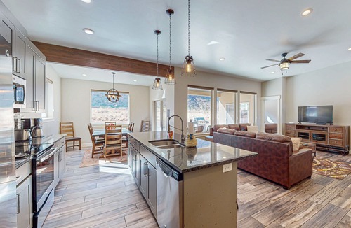 Moab South Valley House | Luxury desert condo with hot tub and mountain views - near town