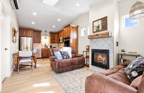 Central Colorado Springs House | Luxury Downtown Cottage w/Hot Tub, Private Yard, Fireplace & Fire Pit