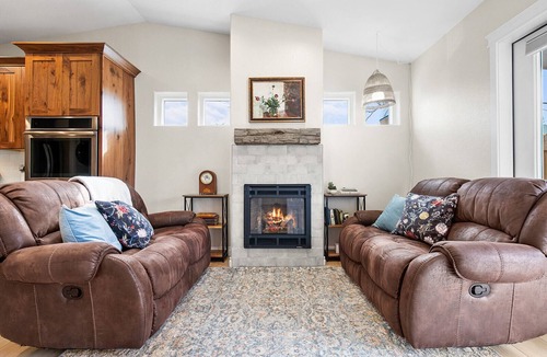 Central Colorado Springs House | Luxury Downtown Cottage w/Hot Tub, Private Yard, Fireplace & Fire Pit