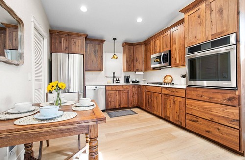 Central Colorado Springs House | Luxury Downtown Cottage w/Hot Tub, Private Yard, Fireplace & Fire Pit