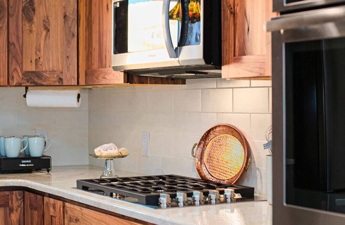 Central Colorado Springs House | Luxury Downtown Cottage w/Hot Tub, Private Yard, Fireplace & Fire Pit