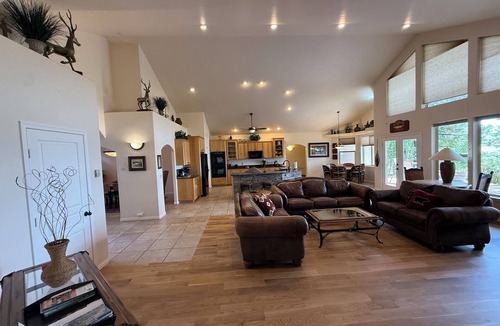 Pagosa Springs House | Luxury Edgewater Lakehouse