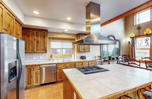 Coyote Run House | Luxury home with spectacular views and hot tub - walk to the golf course