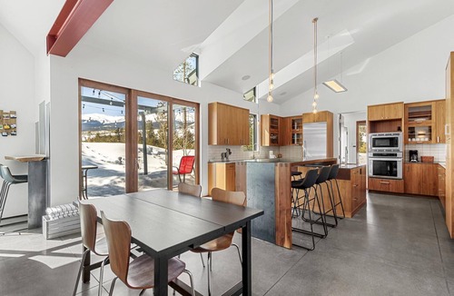 The Highlands House | Luxury House | Hot Tub | Alpine Views