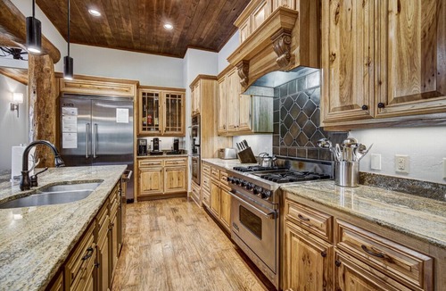 Christie Heights House | Luxury Lodge, 6 Bedrooms, 2 Minutes from Downtown, Hot Tub, Chefs Kitchen