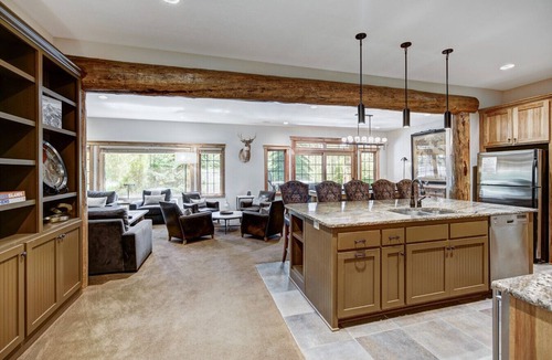 Christie Heights House | Luxury Lodge, 6 Bedrooms, 2 Minutes from Downtown, Hot Tub, Chefs Kitchen