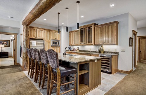 Christie Heights House | Luxury Lodge, 6 Bedrooms, 2 Minutes from Downtown, Hot Tub, Chefs Kitchen