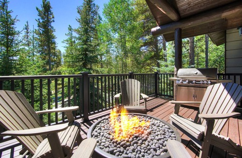 Christie Heights House | Luxury Lodge, 6 Bedrooms, 2 Minutes from Downtown, Hot Tub, Chefs Kitchen