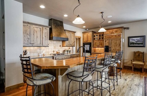 Fraser House | Luxury Mountain Retreat with Scenic Views