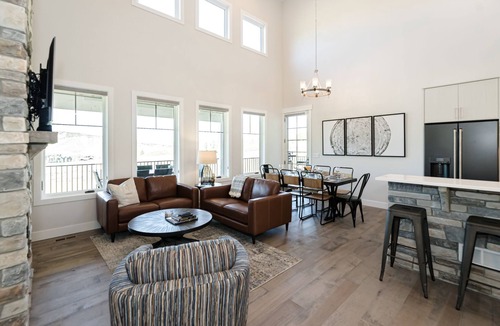 Granby House | Luxury Mountain Retreat - Hot Tub + Views!