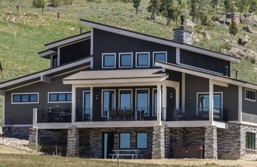 Granby House | Luxury Mountain Retreat - Hot Tub + Views!