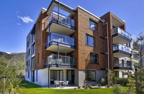Arthur's Point Apartment | Luxury Queenstown Apartment with Mountain Views
