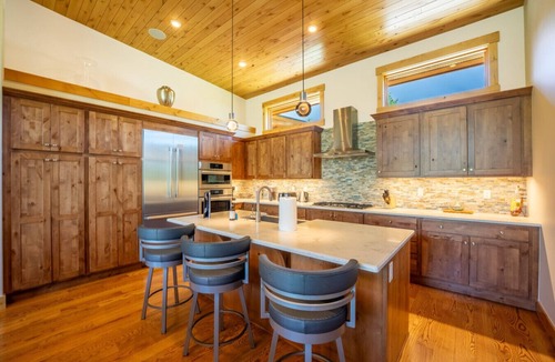 Silverthorne House | Luxury Retreat | Pool Table + Firepit | Mountain Views