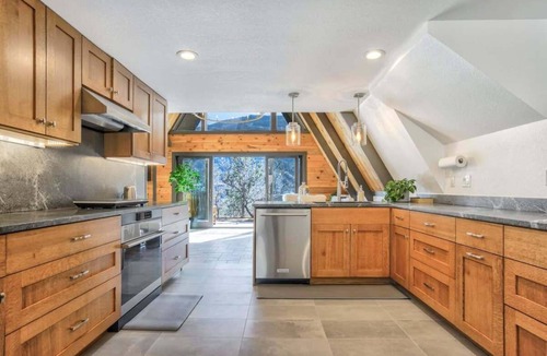 Manitou Springs Historic District House | Luxury Retreat | Hot Tub, Sauna, Gym | Manitou