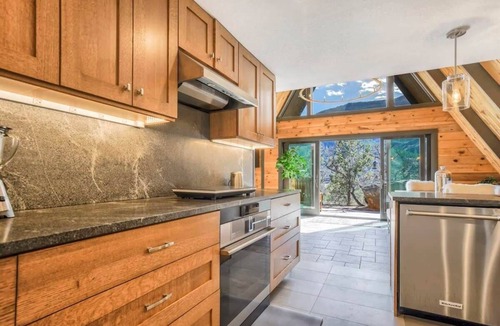 Manitou Springs Historic District House | Luxury Retreat | Hot Tub, Sauna, Gym | Manitou