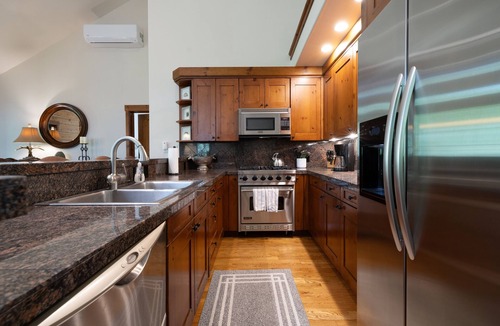 Avon House | Luxury Ski in Out, Walk to Ritz Carlton, Air conditioned, Private Hot Tub, Pool!