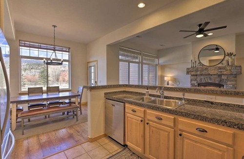 Silverthorne House | Luxury Town Home+Hot Tub! Mountain View, River/Lake front, close to Ski Resorts