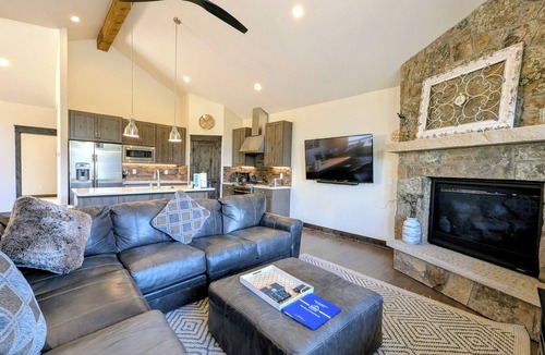 River Run House | Luxury Townhome w/Hot Tub|Private Garage