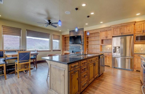 Moab House | Luxury Vacation Home M21 - 3 Master suites and 3.5 bathrooms