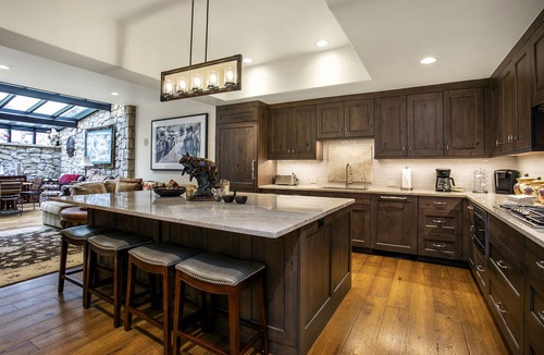 Vail House | Luxury Vail Retreat | Walk to Lionshead Gondola | Hot Tub & Fire Pit