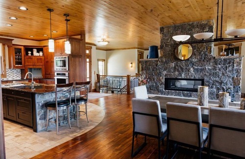 Grand Lake Cabin | Luxury villa w/lake+mtn views+private theatre!