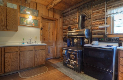 Estes Park Cabin | MacCracken Homestead - Historic Cabin Built by 1st RMNP Park Ranger - 20-NCD0342