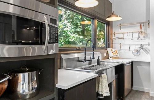 San Rafael House | Magical Victorian w/Koi pond, barrel sauna, fire pit