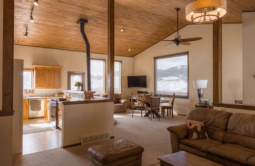 Willow Grove House | Magnificent Hilltop Views - 4br, garage, patio
