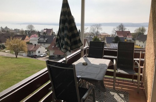 Unteruhldingen Apartment | Mainau Apartment with Balcony, Direct Lake View and Wi-Fi