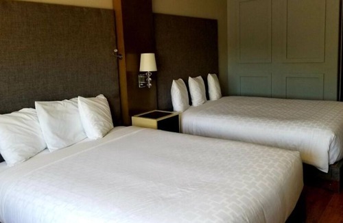 Castle Rock House | Making The Best Memories Along The Way! Free Parking, Onsite Dining