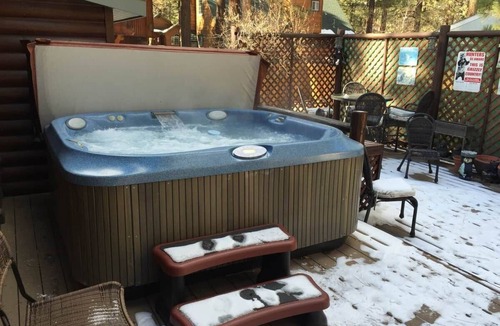 Peter Pan House | Meadow Retreat- Log Style Cabin W/Spa-Pets OK