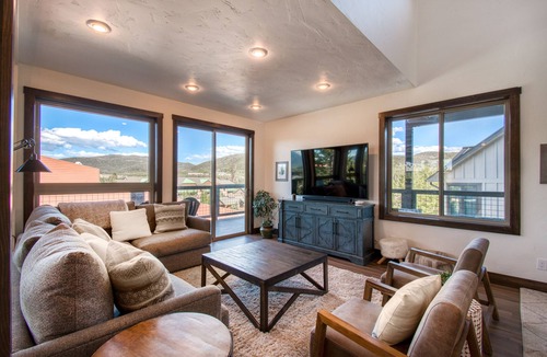 Frisco House | Mega Mountain Retreat- Space, Best Views, Walk to Town!