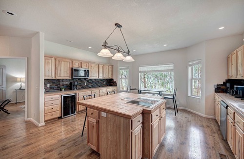 Michigan Hill Ski Chalet | Michigan Hills Manor 5,000sf w/Hot Tub