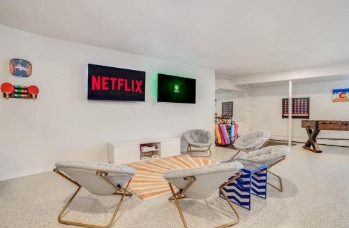 Westcliff and Cambridge House | Mid-Century Mod - 7 BR Sleeps 22 - Hot Tub & Game Room