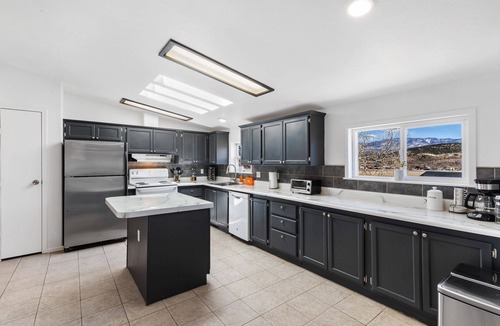 Ridgway House | Minutes to Hot Springs | Hot Tub | Stunning Mountain Views